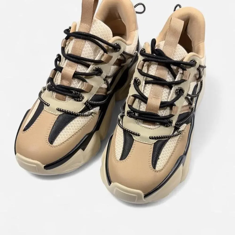 NWOT Steve Madden Spectator Y2K Chunky in a tan/beige/black Sz 9
